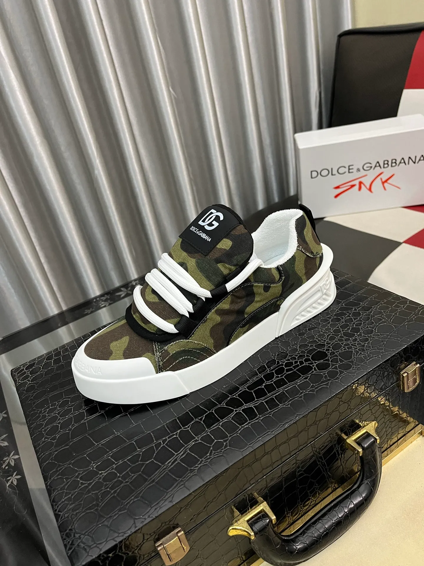 Men's Men's Shoes Men's Shoes 💰480⌚️⌚️DG-Dolce & Gabbana) The latest popular 🔥🔥casual shoes, the tongue has the brand's iconic details, and the combination of silk cowhide and cow suede enhances the style. Fashionable and versatile, it can complement any look. Create an exquisite design with unique dynamic vitality and modern atmosphere, showing modern elegance. Size: 35-45